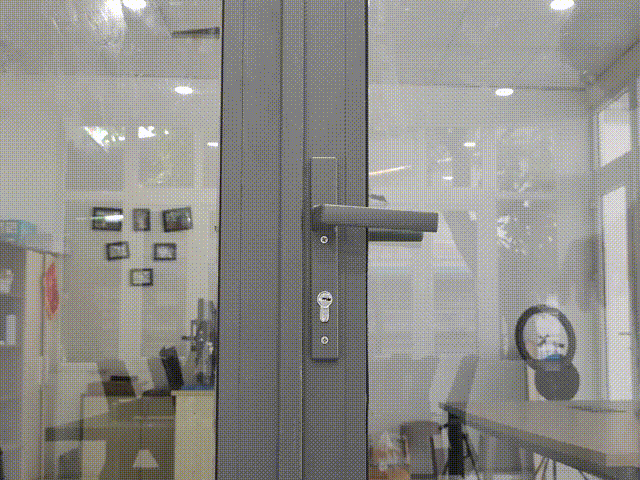 tay-nam-cua-di-mo-quay-czm23